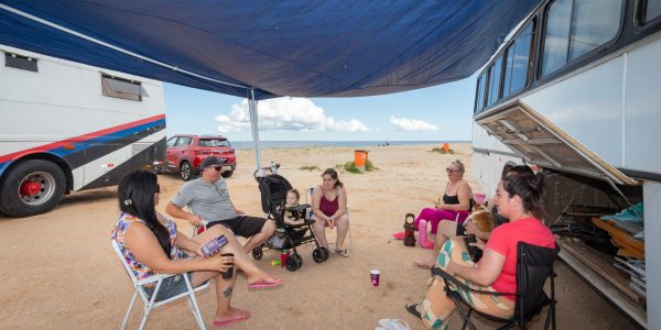 Presença de motorhomes cresce na praia do Laranjal