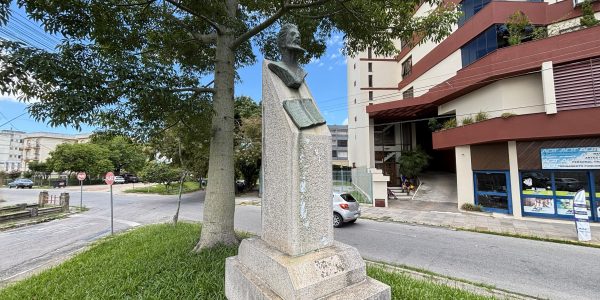 Pelotenses homenageiam o poeta Lobo da Costa com uma herma na região central da cidade