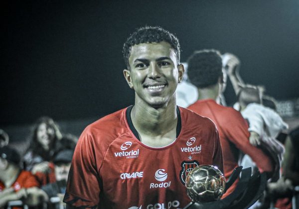 Atacante do Brasil “perde apelido” e sobe para iniciar primeira temporada no time principal