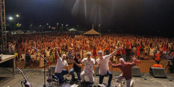 Mais de 20 mil pessoas celebram a chegada de 2026 na praia do Laranjal, em Pelotas