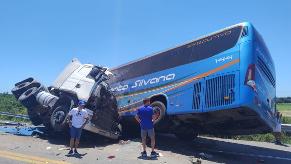 Ecovias confirma dois óbitos em acidente envolvendo ônibus