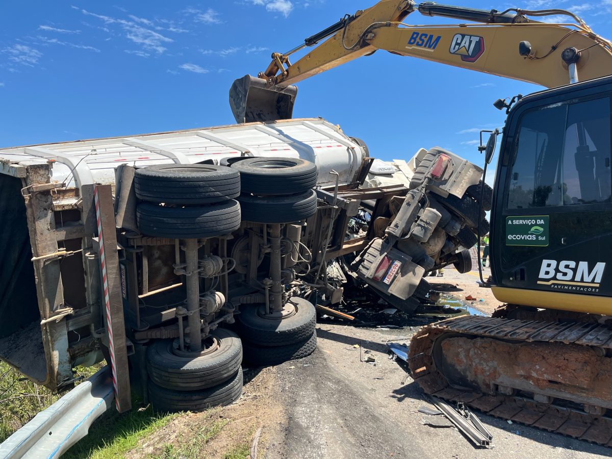Número de mortos chega a seis após colisão entre carreta e ônibus na BR-116