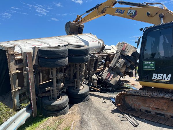 Número de mortos chega a seis após colisão entre carreta e ônibus na BR-116