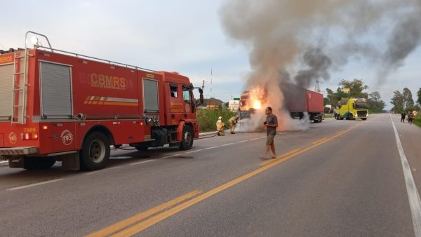 Carreta pega fogo na BR-392, em Pelotas