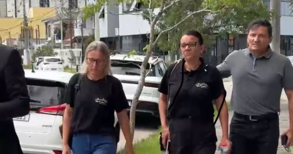 Raquel Nörnberg presta depoimento na Delegacia de Homicídios