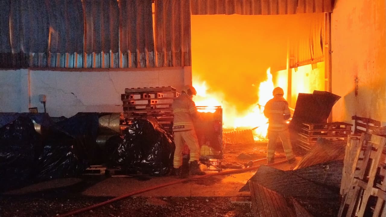 Incêndio atinge empresa de embalagens no bairro Areal