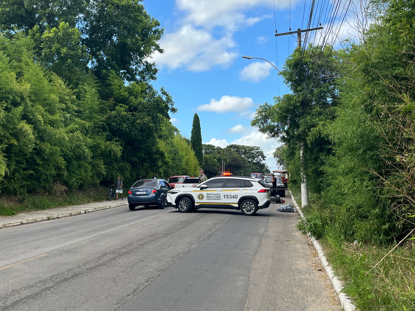 Motociclista morre após passar mal e colidir contra poste, em Pelotas
