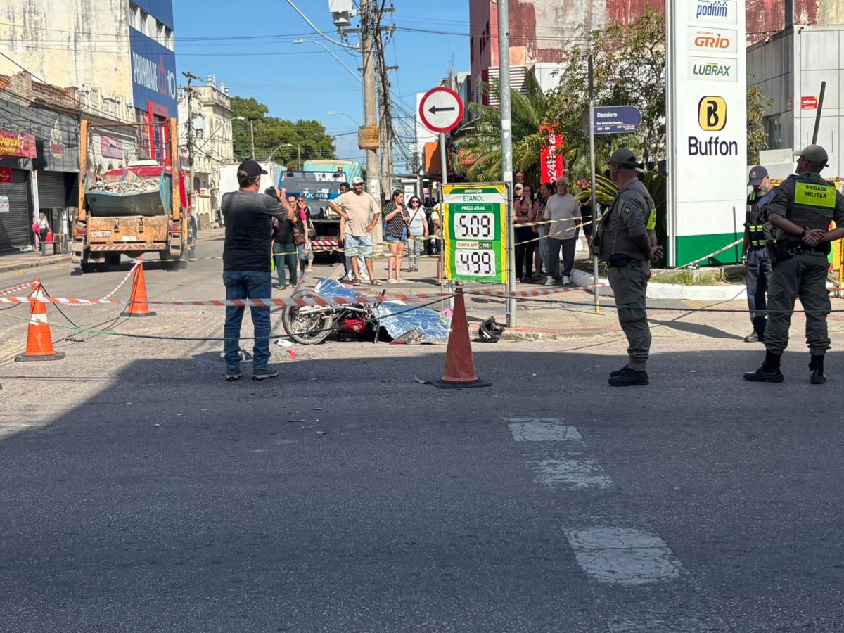 Motociclista morre após colisão com ônibus no Centro de Pelotas