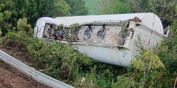 Caminhão com carga perigosa sai da pista na BR-116