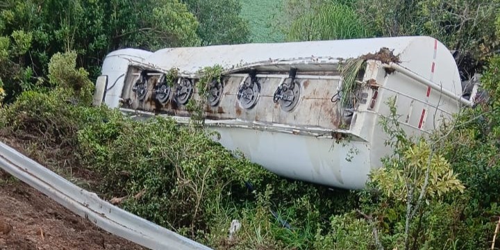 Caminhão com carga perigosa sai da pista na BR-116