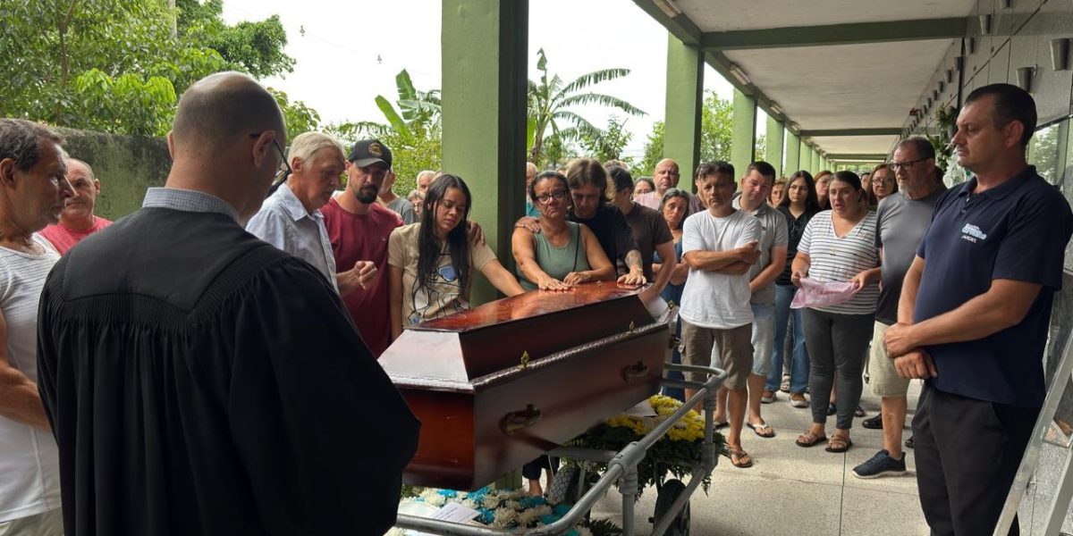 Familiares e amigos se despedem de Marcos Nornberg, morto a tiros dentro de casa em ação da BM