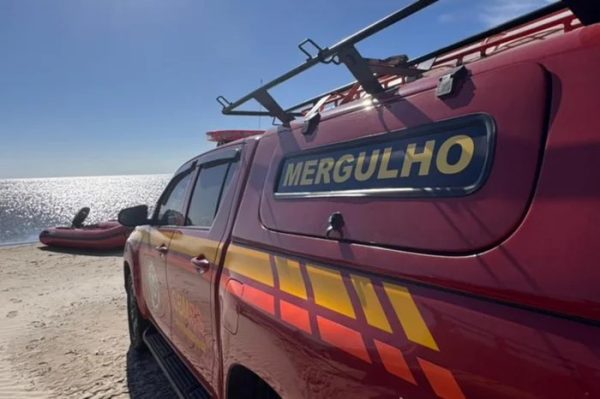 Buscas a homem desaparecido na praia da Capilha continuam nesta terça-feira