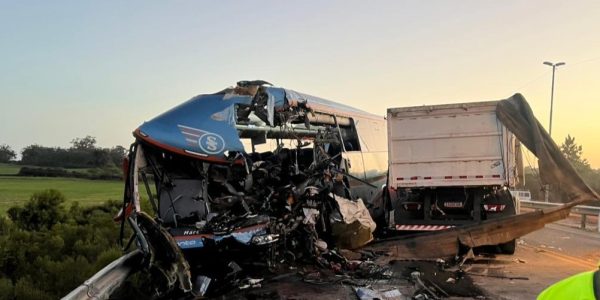 Ônibus e carreta trafegavam entre 95 e 100 km/h antes de tragédia na BR-116