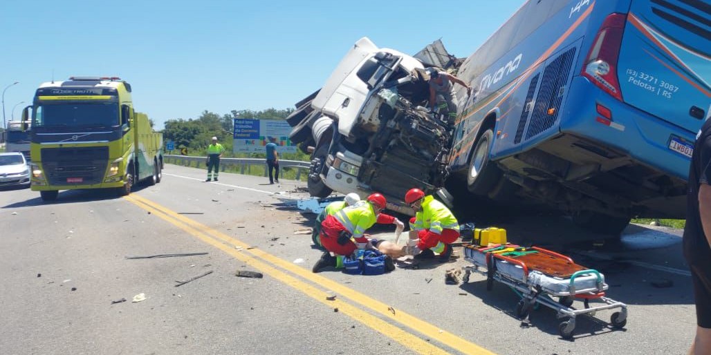 Colisão entre carreta e ônibus bloqueia totalmente a BR-116 em Pelotas