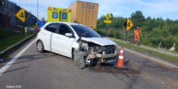 Colisão em poste deixa três feridos na BR-116