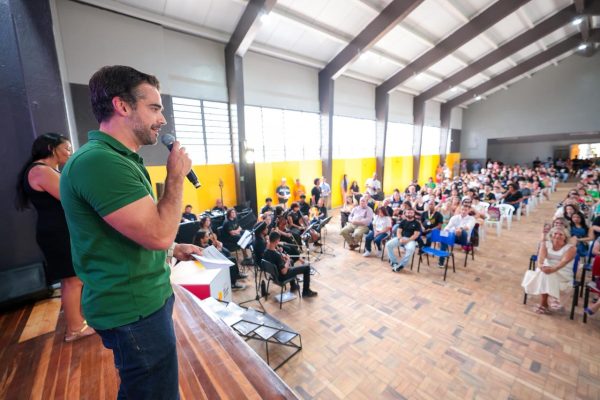 Ano letivo começa em Pelotas com visita de Eduardo Leite ao Assis Brasil