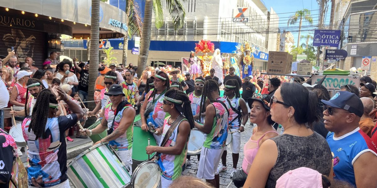 Carnaval de rua movimenta bairros de Pelotas
