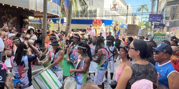 Carnaval de rua movimenta bairros de Pelotas