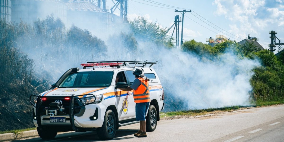 Cabo de energia cai sobre a rodovia e provoca incêndio
