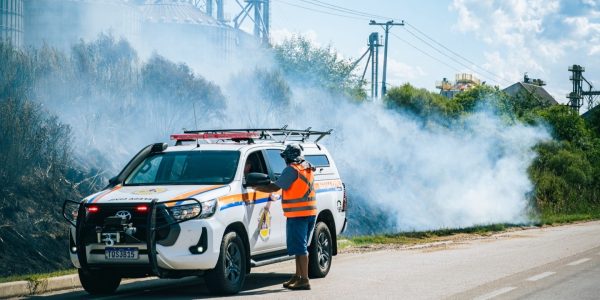 Cabo de energia cai sobre a rodovia e provoca incêndio