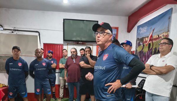 Três clubes no quadrangular do rebaixamento apostam em mudanças de treinador