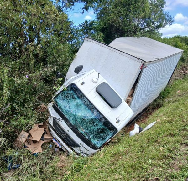 Caminhão sai da pista na BR-116 e motorista é socorrido pelo Samu