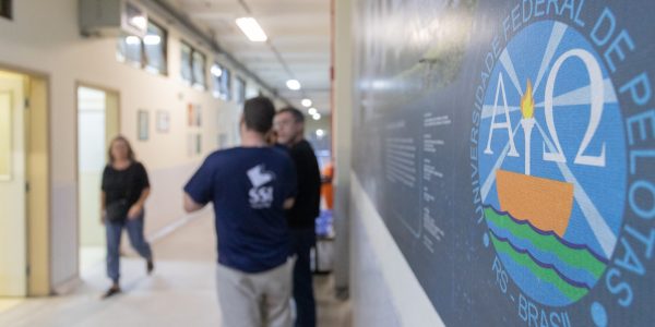 Greve dos técnicos da UFPel começa com bibliotecas fechadas e serviços afetados