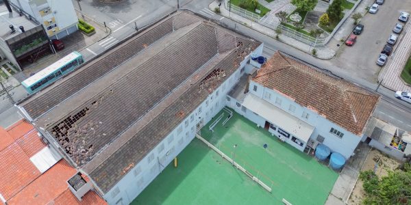 Destelhamento causado por tornado pode atrasar volta às aulas