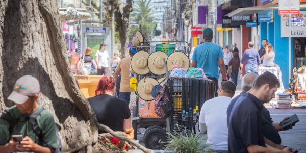 Câmara de Pelotas deve discutir comércio informal e organização dos camelôs