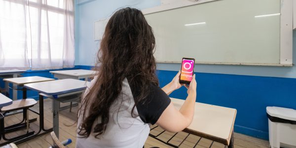 Um ano depois, escolas avaliam positivamente os impactos da restrição do uso de celulares