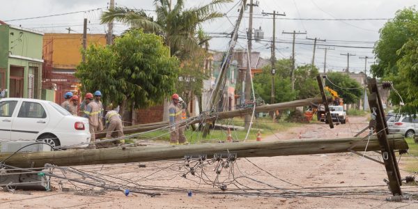 Temporal intenso causa tornado e estragos na Zona Sul