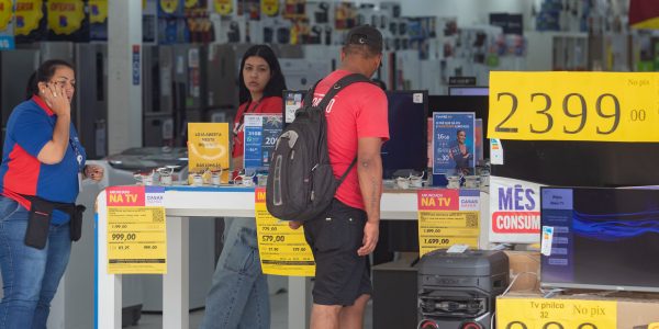 Fim da escala 6×1 continua dividindo governo, indústria e comércio