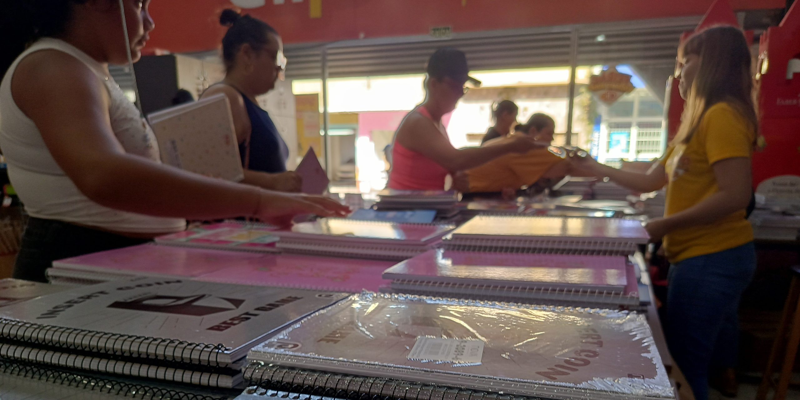 Promoções atraem consumidores na compra do material escolar