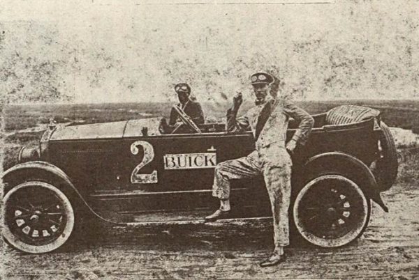 Com um Buick número 2 Epaminondas Santos vence competição automobilística
