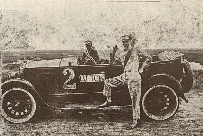 Com um Buick número 2 Epaminondas Santos vence competição automobilística