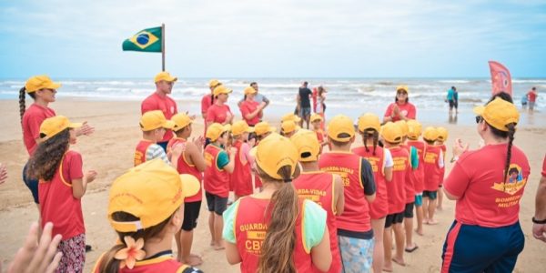 Dia de ações educativas para crianças e banho assistido na praia do Cassino