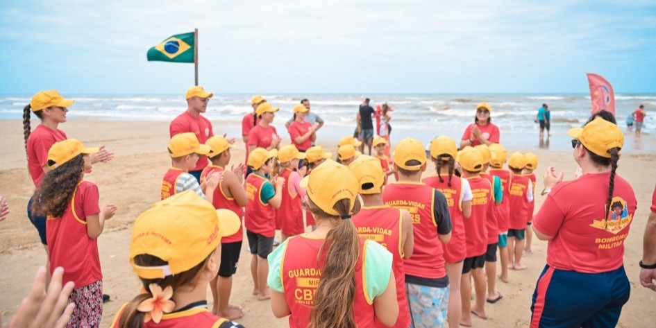 Dia de ações educativas para crianças e banho assistido na praia do Cassino