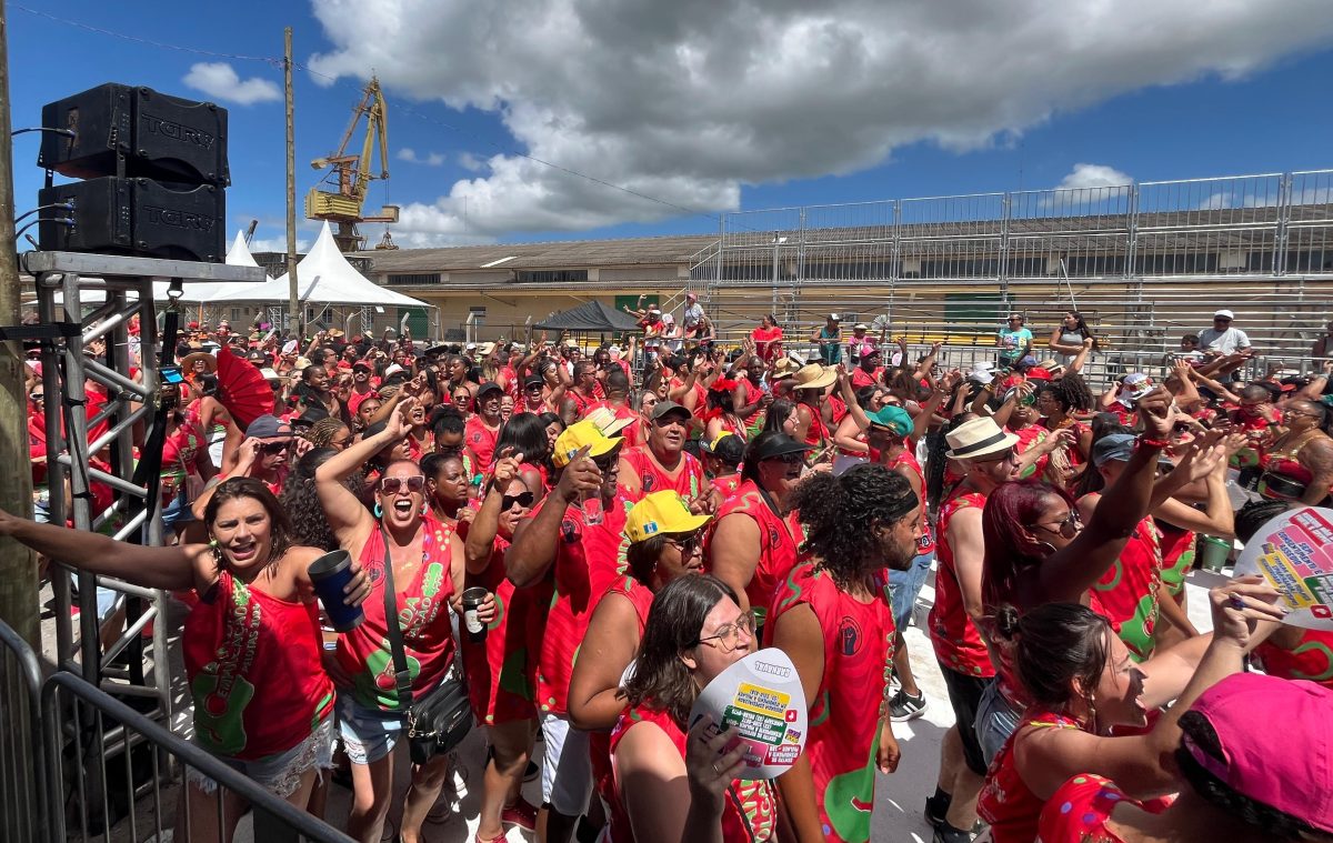 Carnaval toma conta de Pelotas e sábado começa em clima de festa