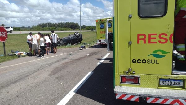 Criança morre em capotamento na BR-116, em Pelotas