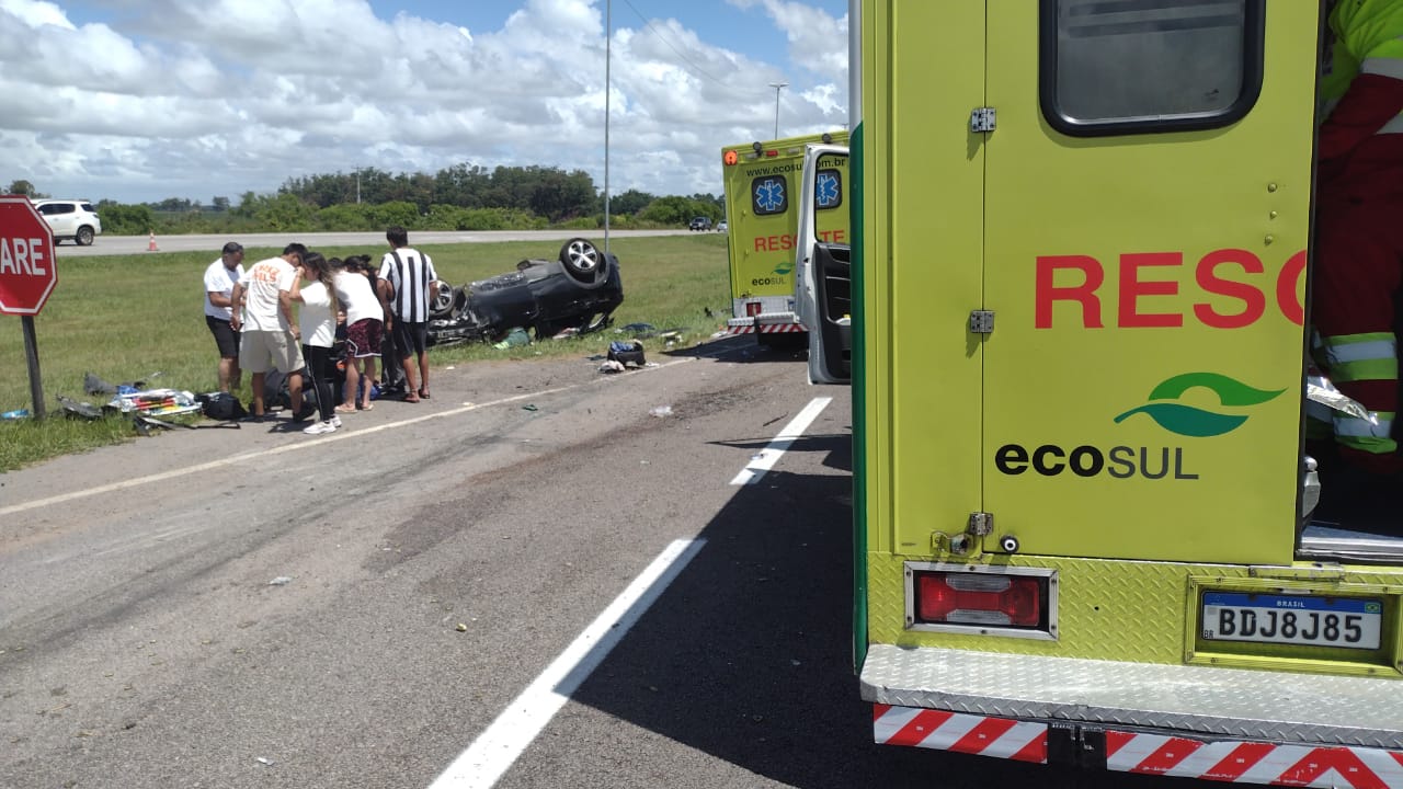 Criança morre em capotamento na BR-116, em Pelotas