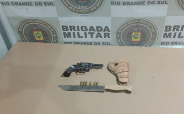 Homem é preso por porte ilegal de arma e ameaça em Pelotas