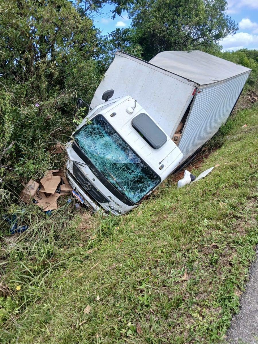 Caminhão sai da pista na BR-116 e motorista é socorrido pelo Samu