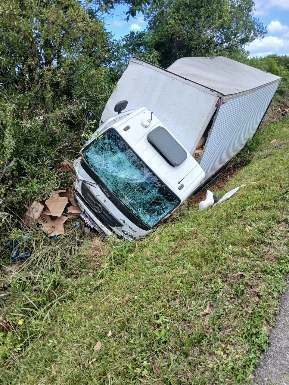 Caminhão sai da pista na BR-116 e motorista é socorrido pelo Samu