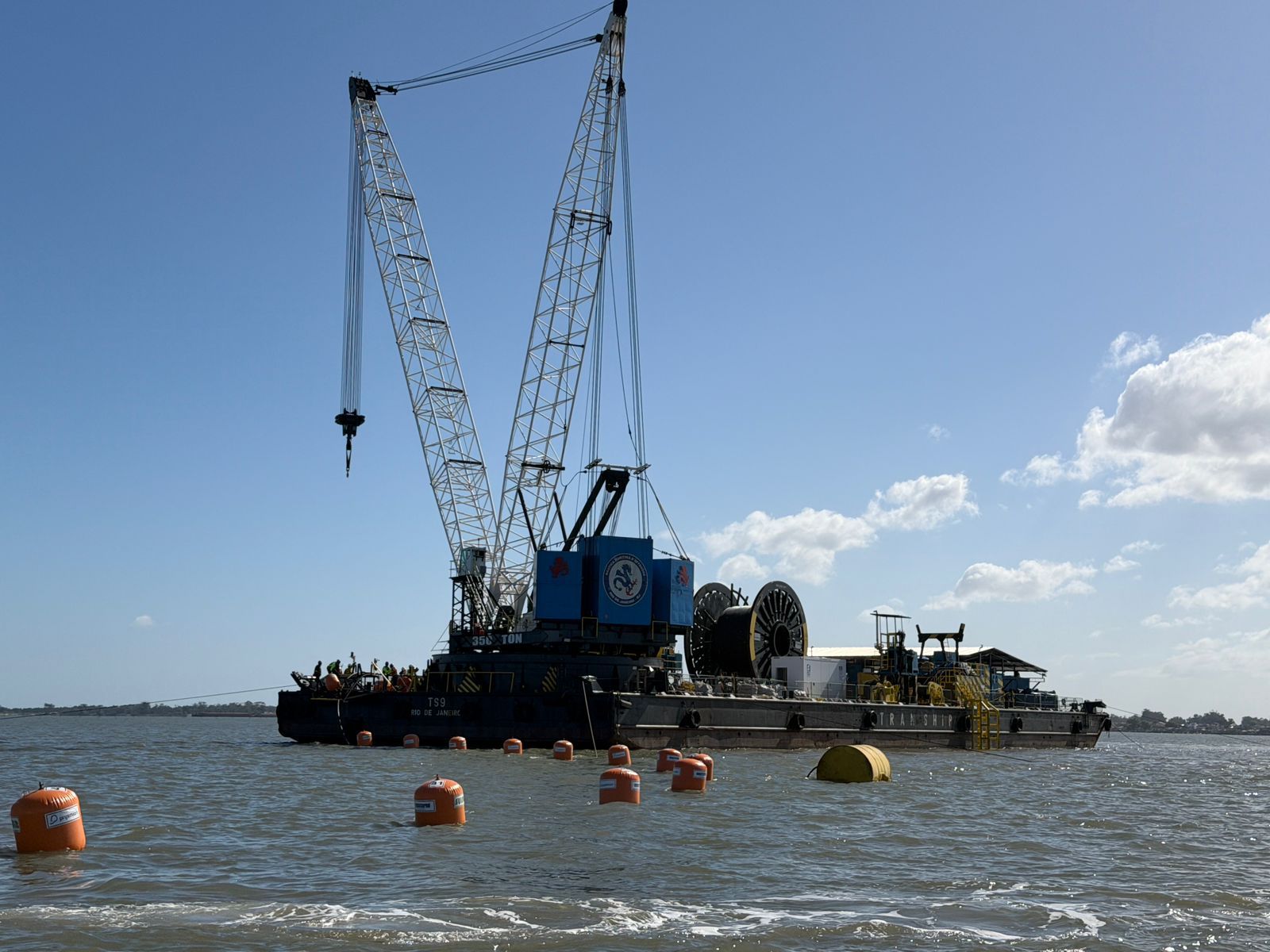 Megaoperação lança cabos subaquáticos para reforçar energia entre Rio Grande e São José do Norte