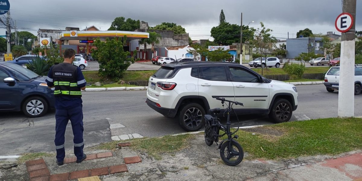 Colisão entre carro e bicicleta elétrica deixa mulher ferida em Pelotas