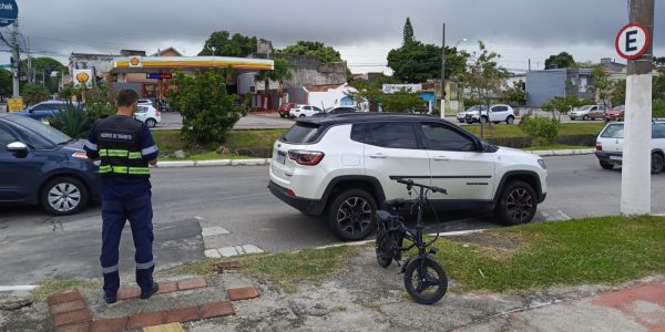 Colisão entre carro e bicicleta elétrica deixa mulher ferida em Pelotas