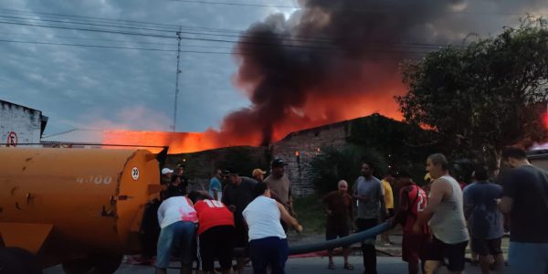 Incêndio atinge ferragem em Pedro Osório