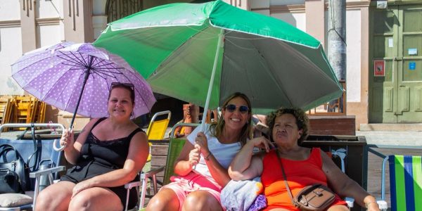 População faz fila para garantir lugar no Carnaval 2026