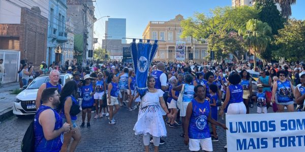 Carnaval toma conta das ruas de Pelotas