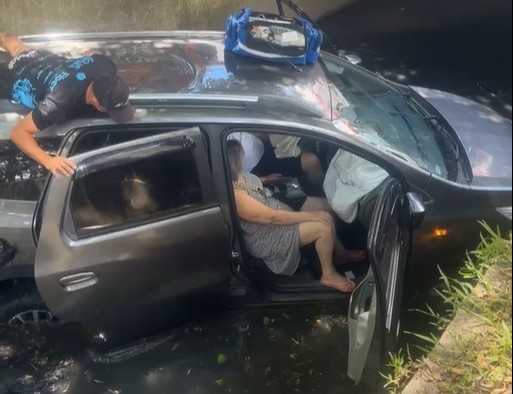 Carro cai em canal de drenagem no Fragata, em Pelotas